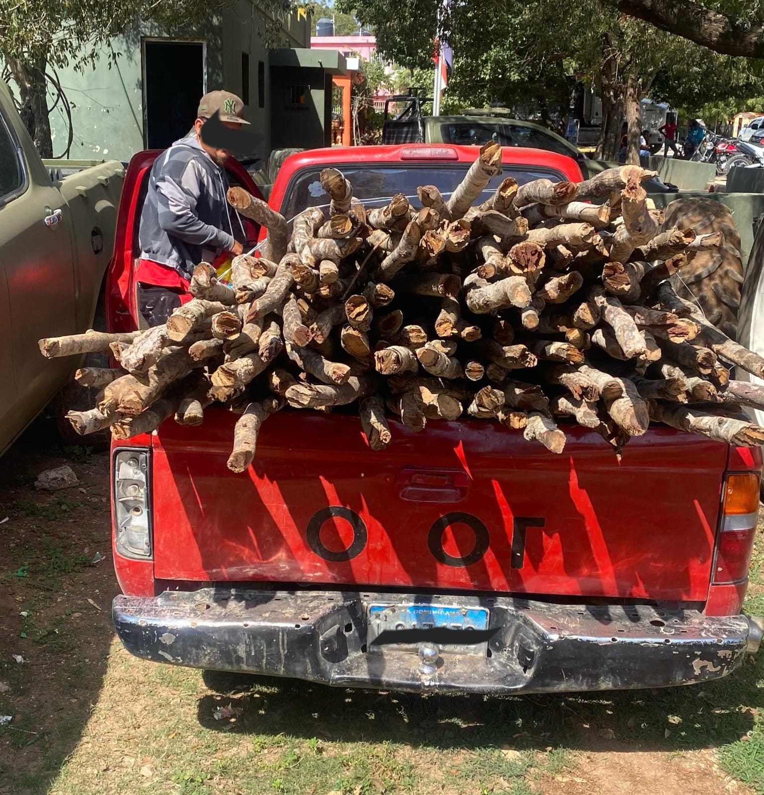 Operativos del SENPA logran incautación de 220 postes y 50 trozas de madera ilegal, con vehículos retenidos y un ciudadano detenido.
