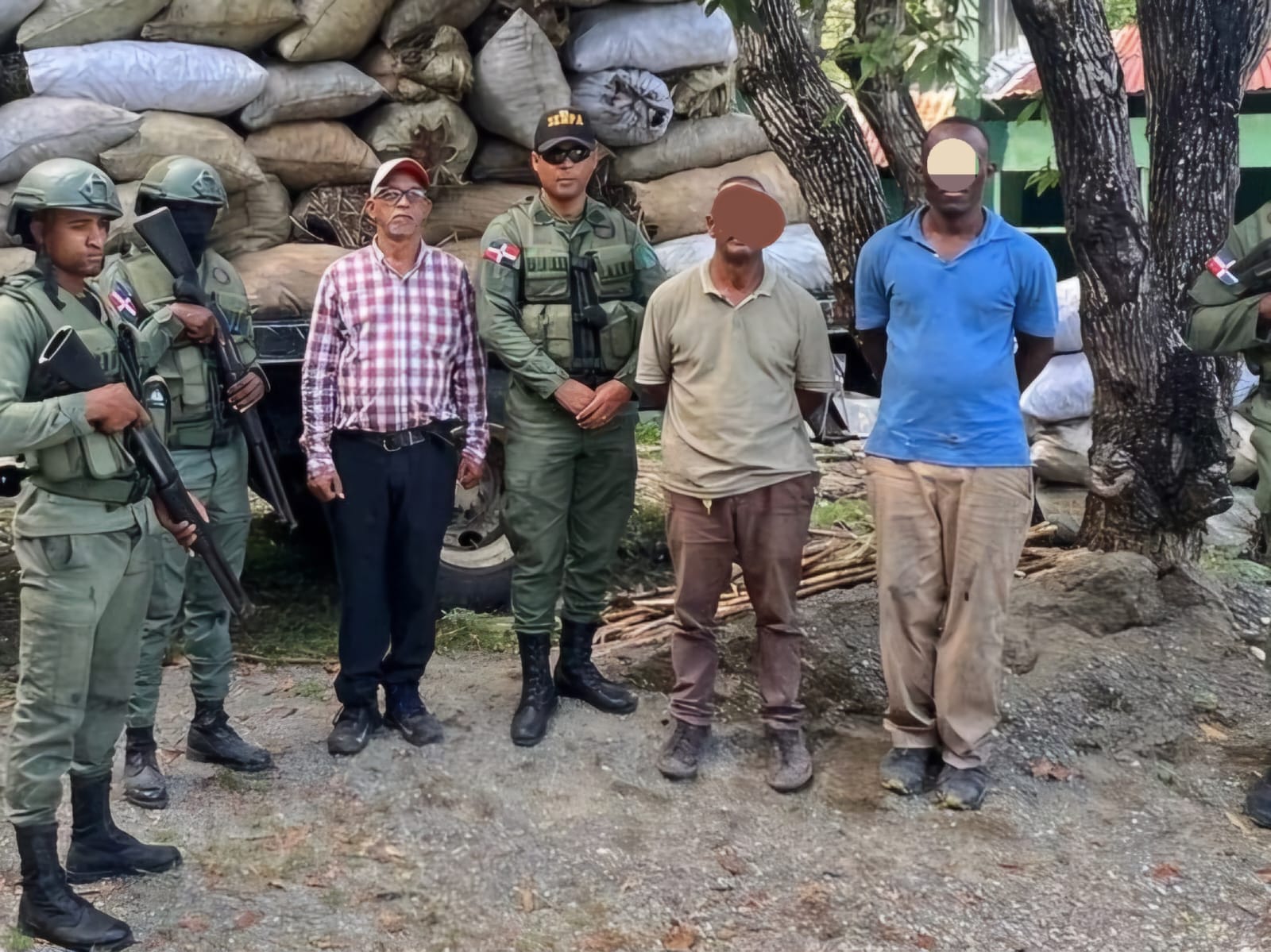 Unidad táctica del SENPA y autoridades de Medio Ambiente incautan 250 sacos de carbón vegetal y detienen dos personas en San Cristóbal