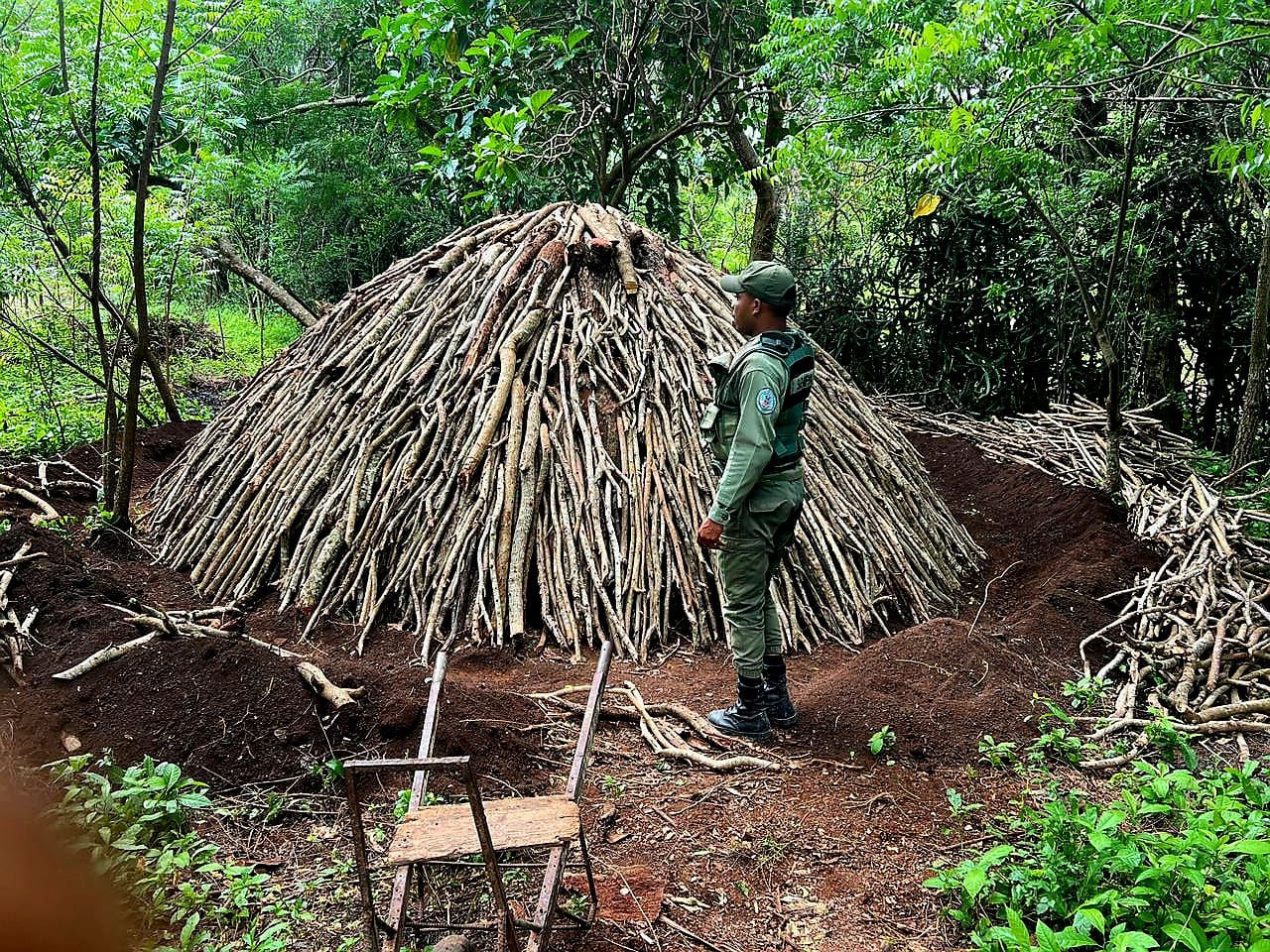 **SENPA, DGM y MIMARENA**

**Autoridades intervienen el área protegida “Salto de la Tinaja”; detienen haitianos ilegales que construían en monumento natural**