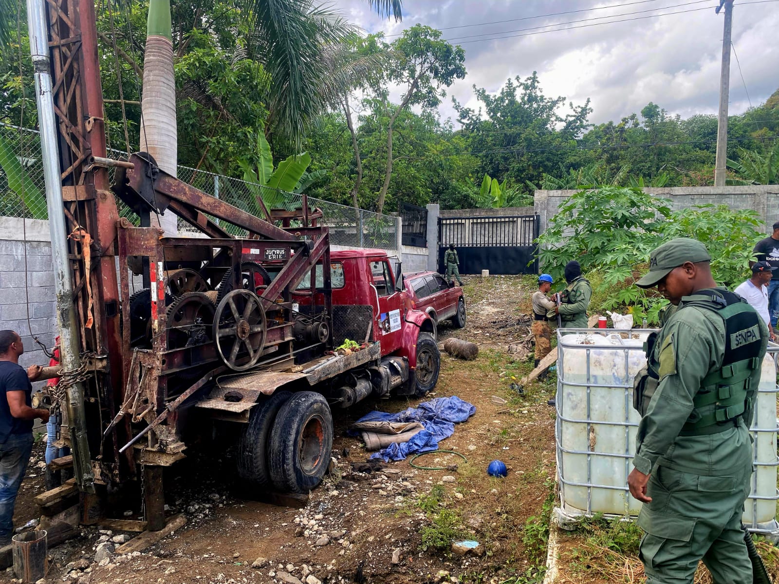 SENPA detiene a tres personas y retiene camión perforador en San Cristóbal