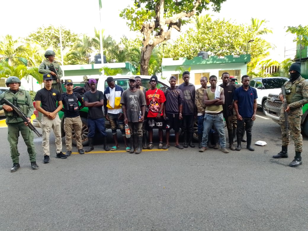 SENPA ejecuta Operativos Conjuntos junto a la Fuerza Aérea y La Dirección General de Migración en el Parque Nacional Los Haitises: 44 personas detenidas por ilícitos ambientales. SENPA ejecuta Operativos Conjuntos junto a la Fuerza Aérea y La Dirección General de Migración en el Parque Nacional Los Haitises: 44 personas detenidas por ilícitos ambientales.