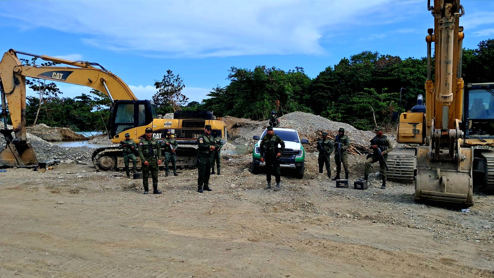 MEDIO AMBIENTE Y SENPA Intervienen Extracción Ilegal de Material en el Río Nizao MEDIO AMBIENTE Y SENPA Intervienen Extracción Ilegal de Material en el Río Nizao
