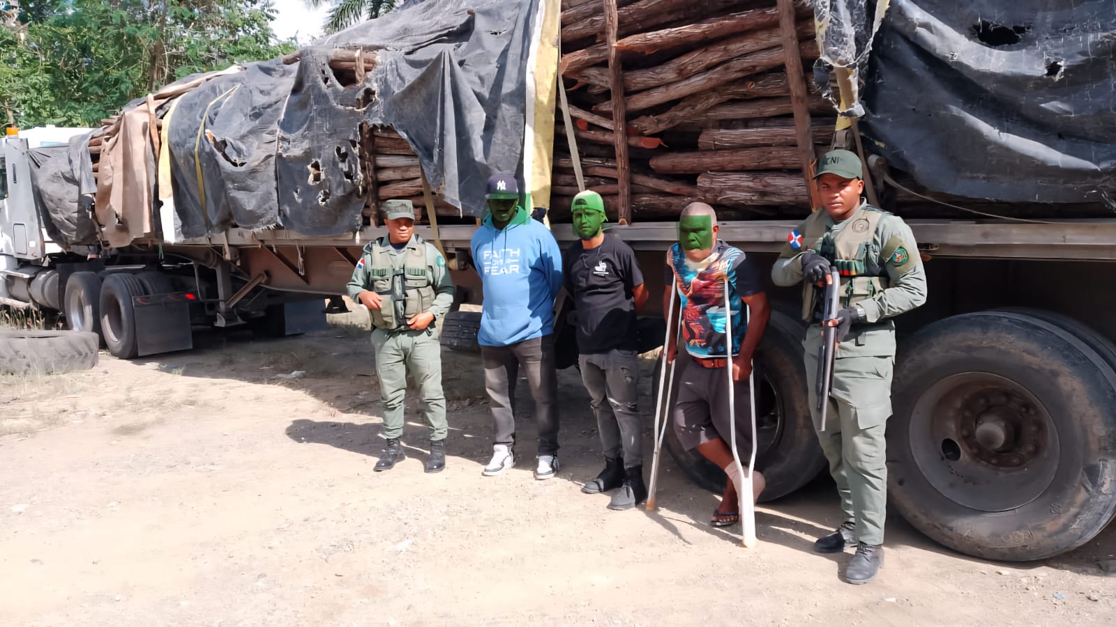 SENPA detiene camión con 2,700 unidades de madera en San Francisco de Macorís SENPA detiene camión con 2,700 unidades de madera en San Francisco de Macorís