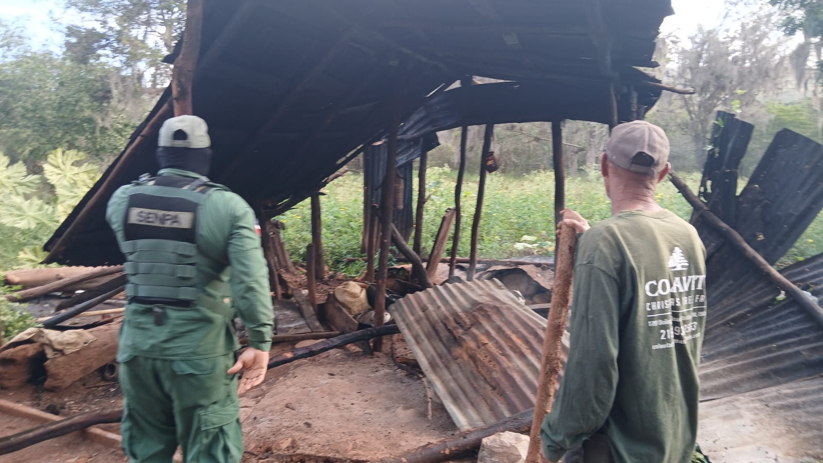 MEDIO AMBIENTE, SENPA, Migración y Ejército detienen 21 extranjeros irregulares y desmontan ocupaciones ilegales en el Parque Nacional Sierra de Bahoruco MEDIO AMBIENTE, SENPA, Migración y Ejército detienen 21 extranjeros irregulares y desmontan ocupaciones ilegales en el Parque Nacional Sierra de Bahoruco