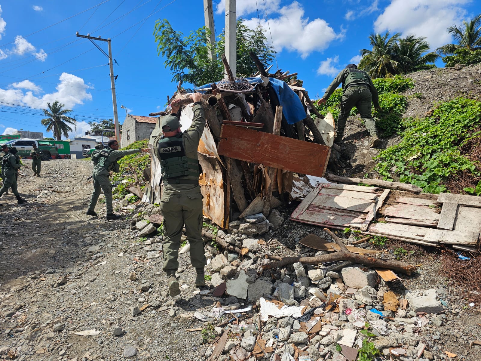 SENPA detiene cinco personas y retiene vehículos durante invasión ilegal de terrenos en Baní