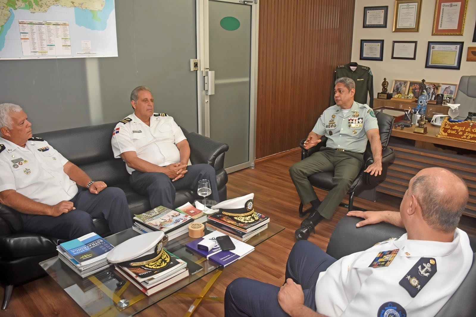 Directivos de los Auxiliares Navales de la República Dominicana realizan visita institucional al SENPA