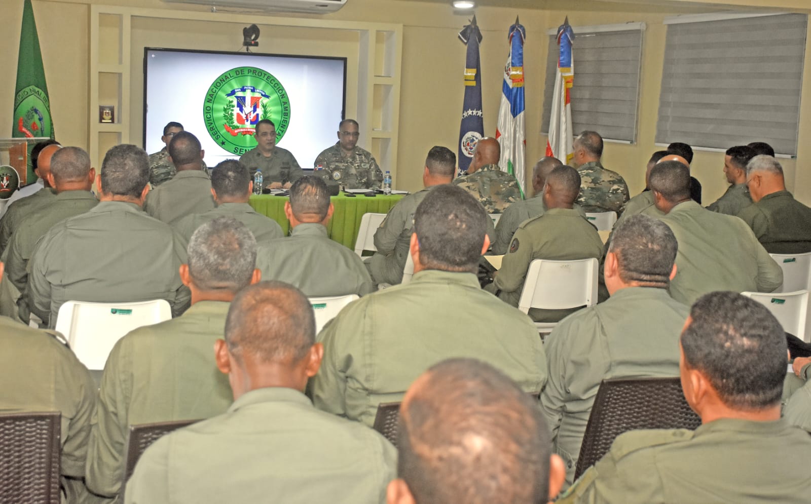 Director general del SENPA sostiene reuniones de coordinación con el personal bajo su mando