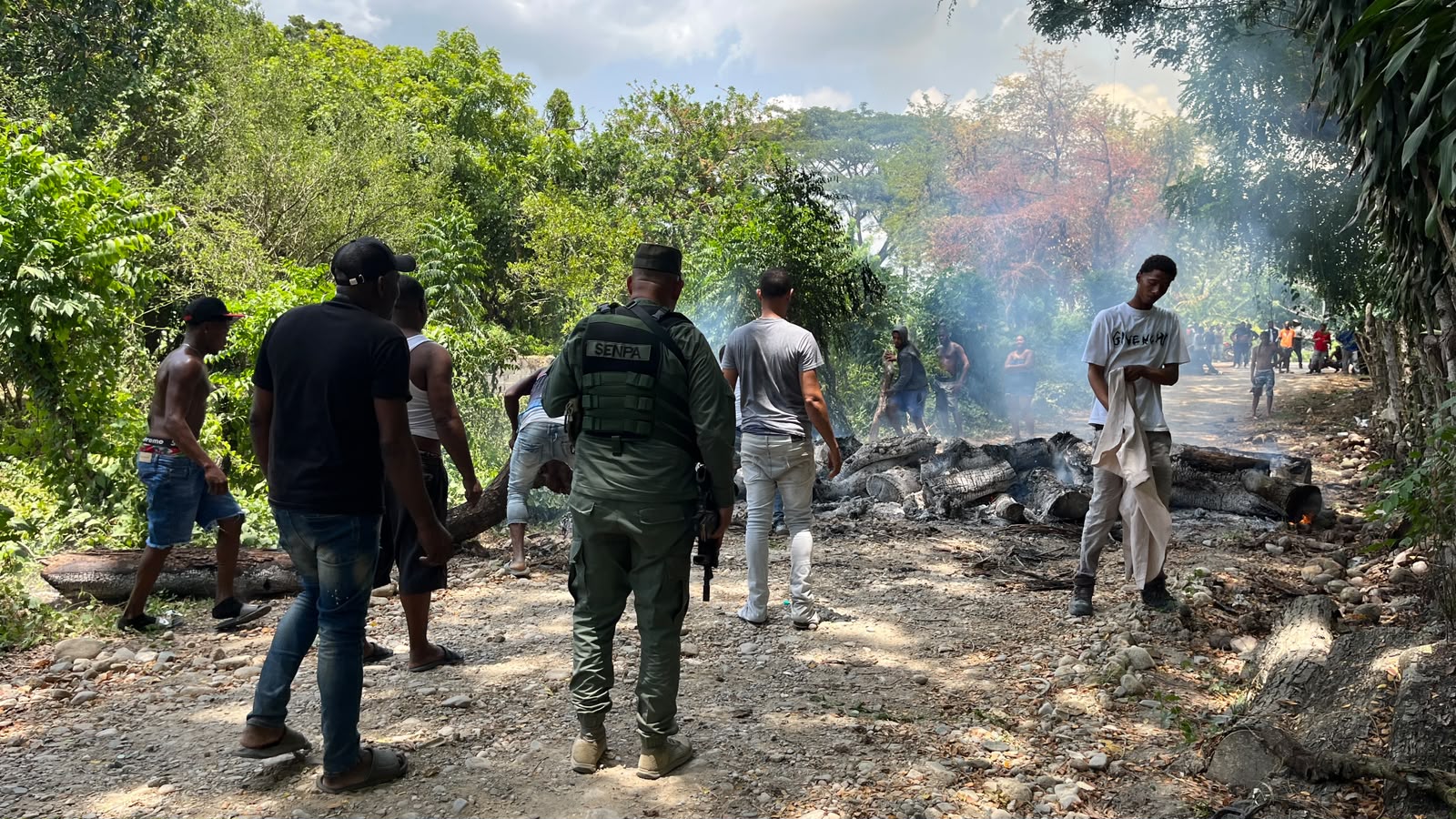 SENPA retiene tres camiones durante operativo contra la extracción ilícita de materiales en San Cristóbal.
