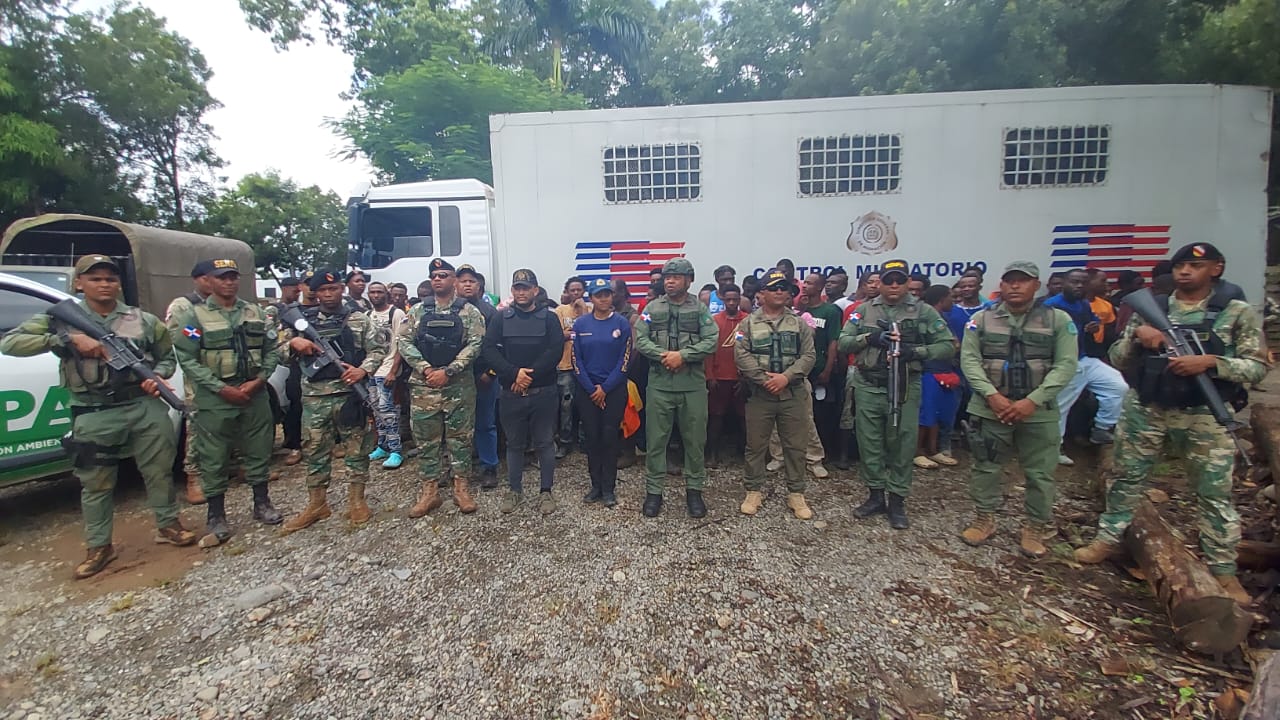 SENPA, MEDIO AMBIENTE, EJÉRCITO Y MIGRACIÓN DETIENEN A 66 INDOCUMENTADOS EN MONSEÑOR NOUEL